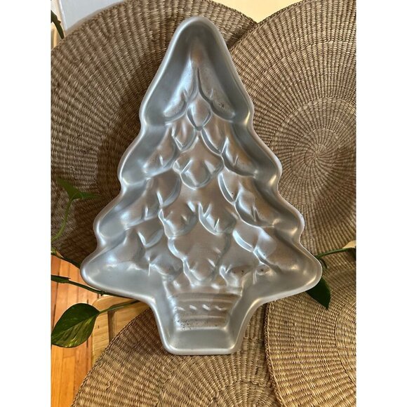 Vintage Wilton Christmas Tree Shaped Cake Pan Mold Holiday Baking 502-1107 - Picture 1 of 10